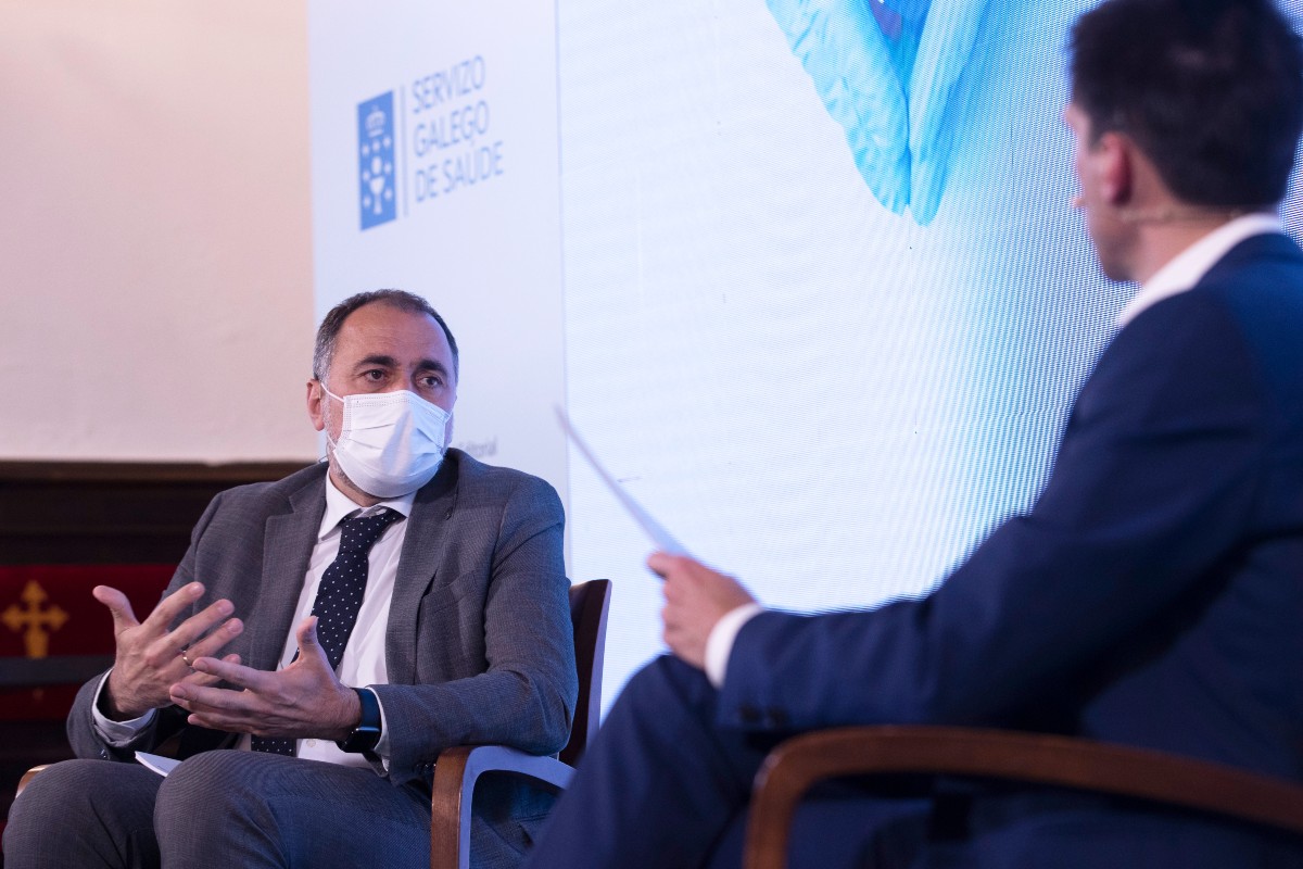 Julio Garca Comesaña, conselleiro de Sanidade de la Xunta de Galicia, y Miguel G. Corral, director de Diario Médico, en un momento de la conversación en la que analizaron los retos de la Sanidad Gallega. Foto: ARABA PRESS.